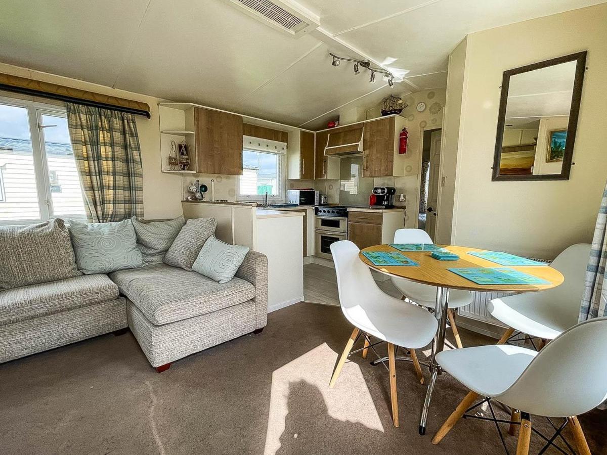 Отель Caravan With Decking At Martello Beach Nearby Clacton-On-Sea Ref 29017Kv Экстерьер фото
