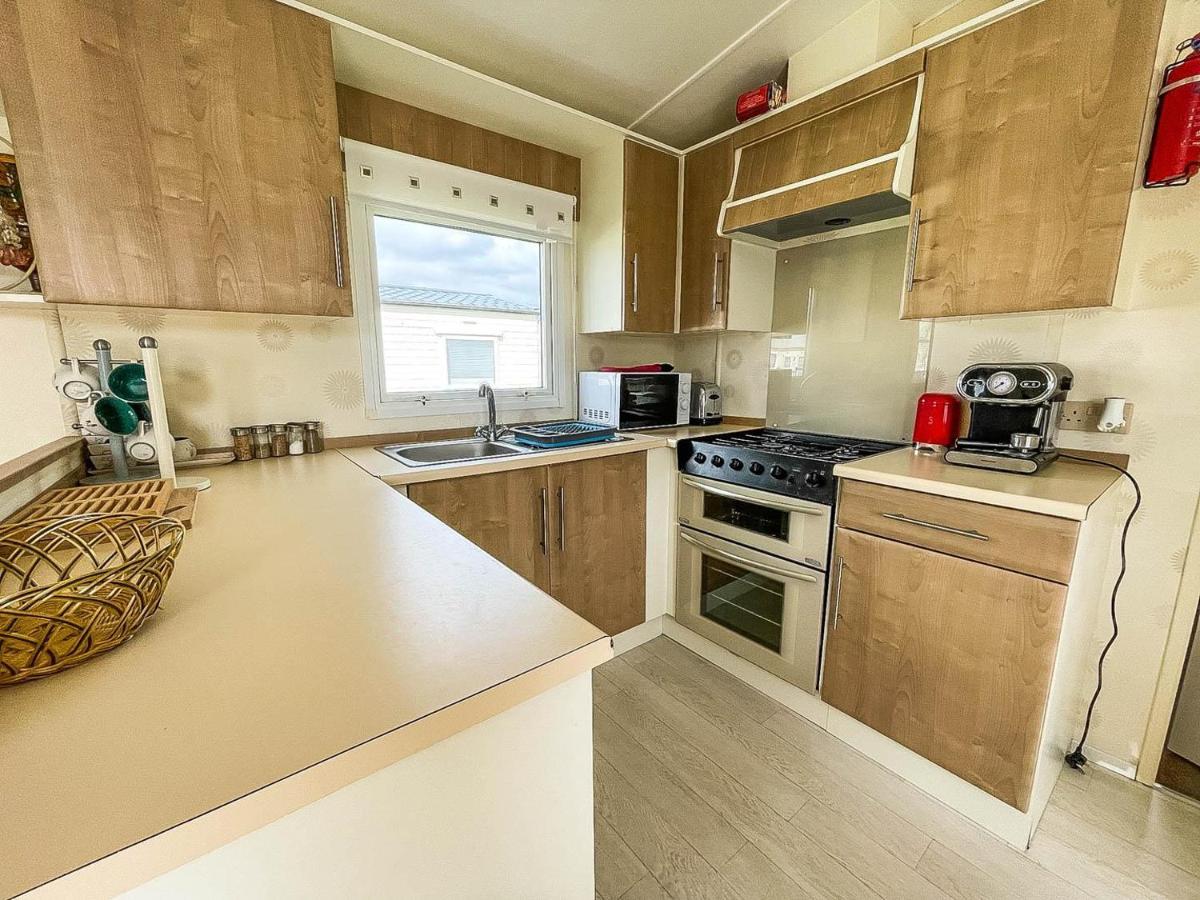 Отель Caravan With Decking At Martello Beach Nearby Clacton-On-Sea Ref 29017Kv Экстерьер фото