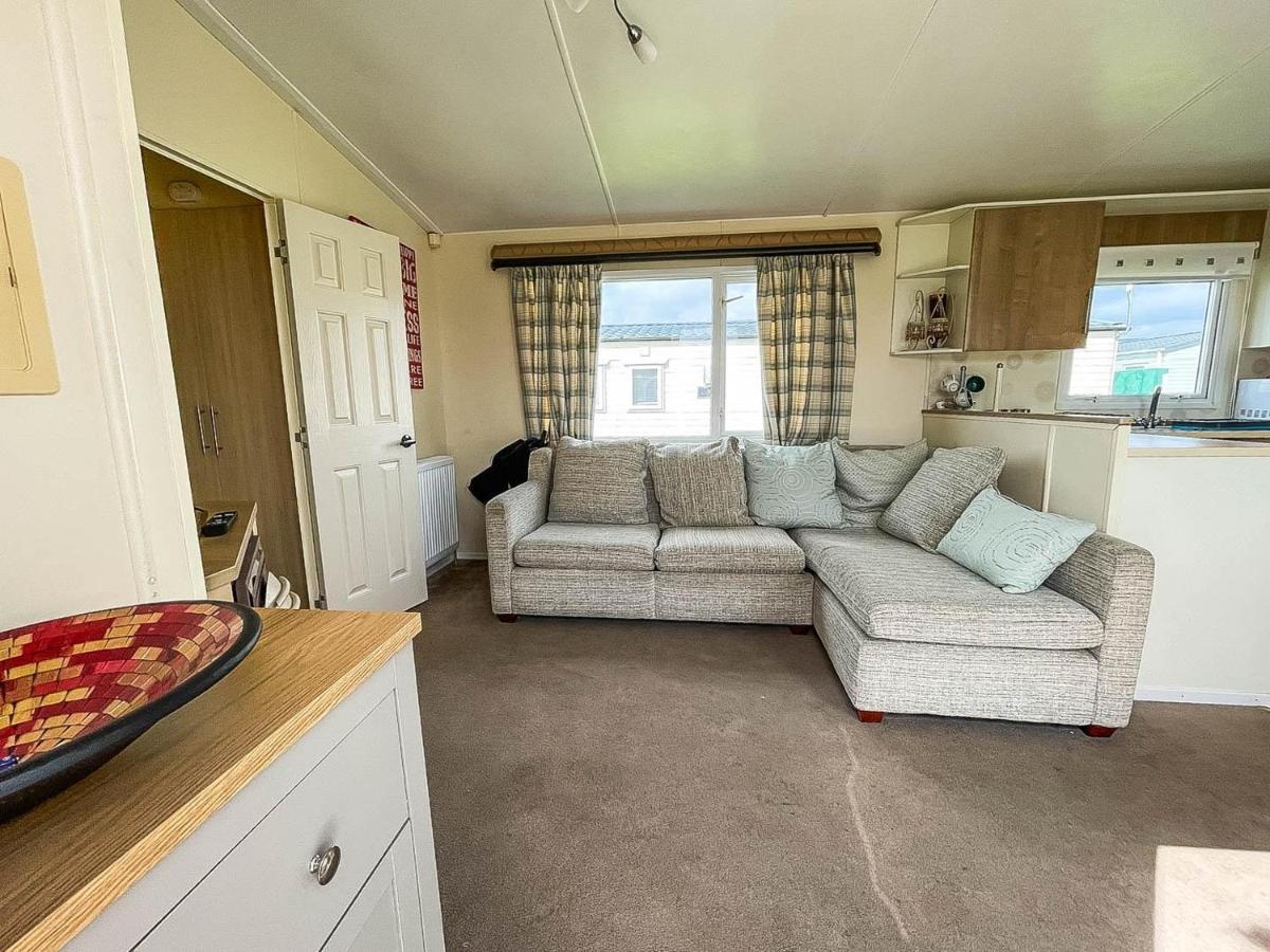 Отель Caravan With Decking At Martello Beach Nearby Clacton-On-Sea Ref 29017Kv Экстерьер фото