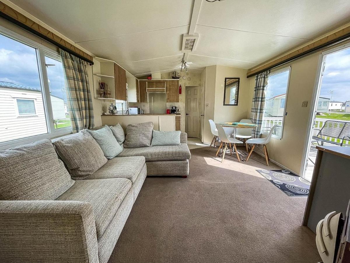 Отель Caravan With Decking At Martello Beach Nearby Clacton-On-Sea Ref 29017Kv Экстерьер фото