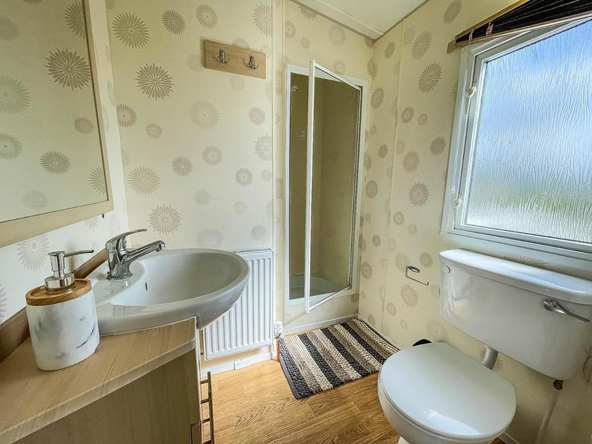 Отель Caravan With Decking At Martello Beach Nearby Clacton-On-Sea Ref 29017Kv Экстерьер фото